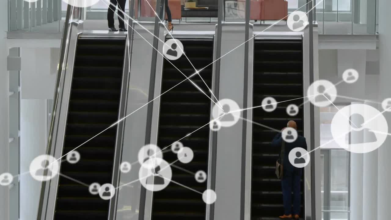 에스컬레이터를 사용하는 사람들에 대한 연결 아이콘의 웹