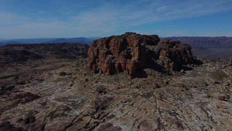 Drohnenaufnahme-Von-Cederberg-Bei-Kapstadt---Drohne-Kreist-Um-Eine-Riesige-Felsformation