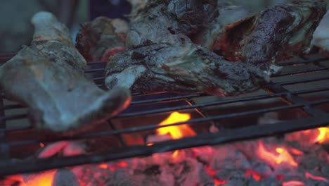 Nahaufnahme-Einer-Ziege,-Die-über-Offenem-Feuer-Im-Freien-Gekocht-Wird