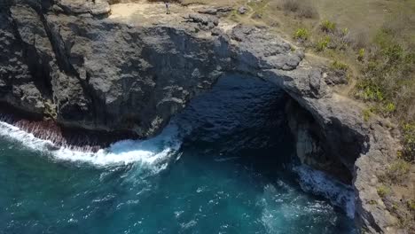 Wunderschöne-Flugdrohne-Aus-Der-Luft,-Die-Von-Oben-Auf-Die-Natürliche-Brücke-Am-Zerbrochenen-Strand-Von-Nusa-Penida-Bali-Geschossen-Wurde