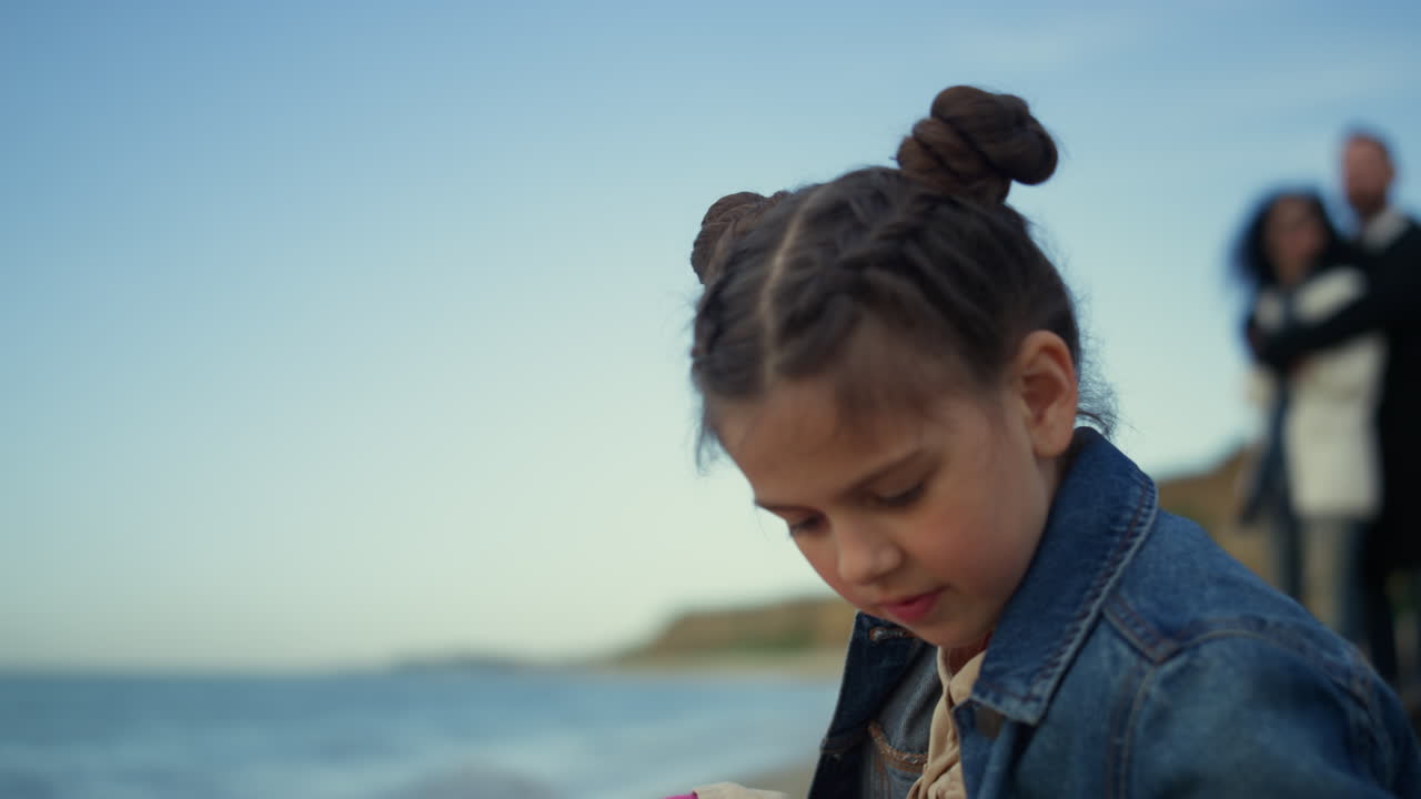 niña joven disfrutando de un día soleado en la playa en vacaciones familiares. niño lindo jugando al aire libre