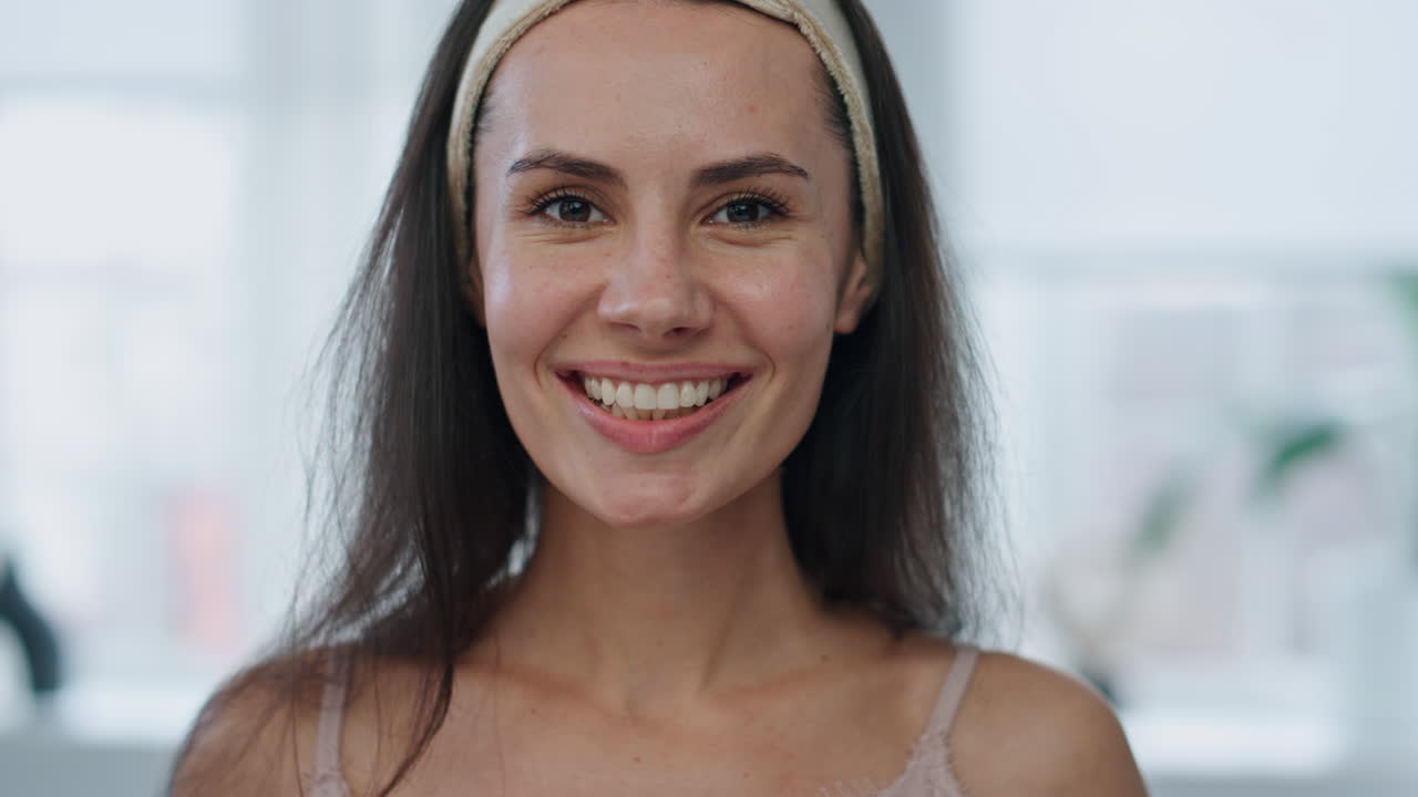 modelo de la mañana enjuague la boca sonriendo en casa espejo pov retrato. mujer higiene