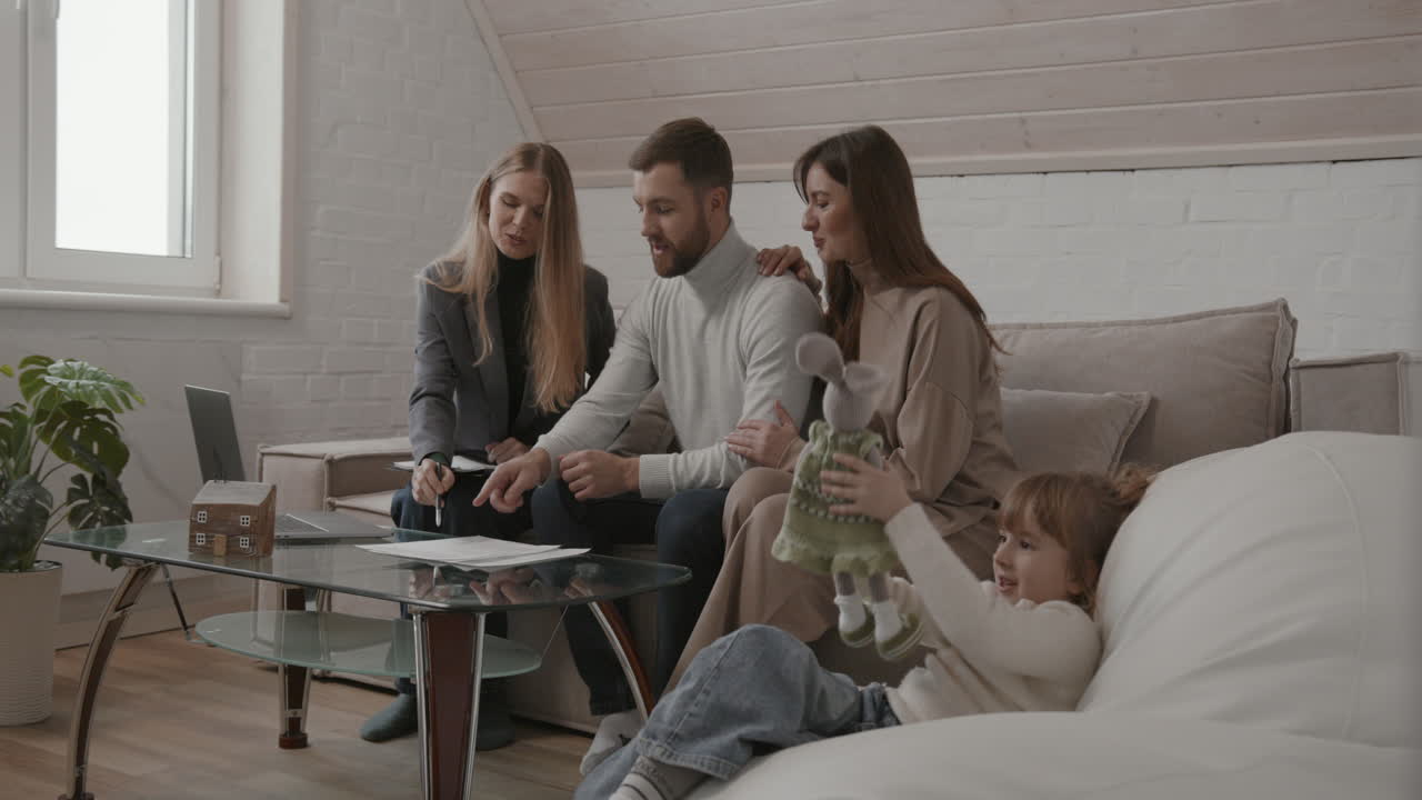 집 판매 를 하는 여자