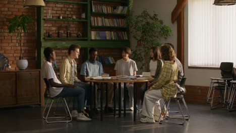 estudiantes que estudian en una biblioteca