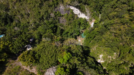 Steile-Bewaldete-Berge-Mit-Kaskaden-Auf-Der-Insel-Sumba,-Ost-Nusa-Tenggara,-Indonesien