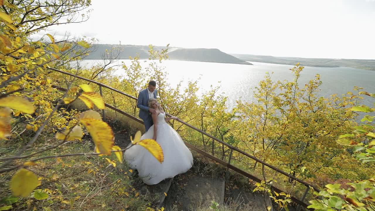 결혼 부부. 사랑스러운 신랑과 신부. 행복한 가족. 사랑에 빠진 남자와 여자