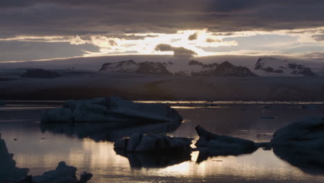 Landschaftszeitraffer-Von-Gletschern-In-Der-Jökulsarlon-Lagune-Während-Des-Sonnenuntergangs,-Island