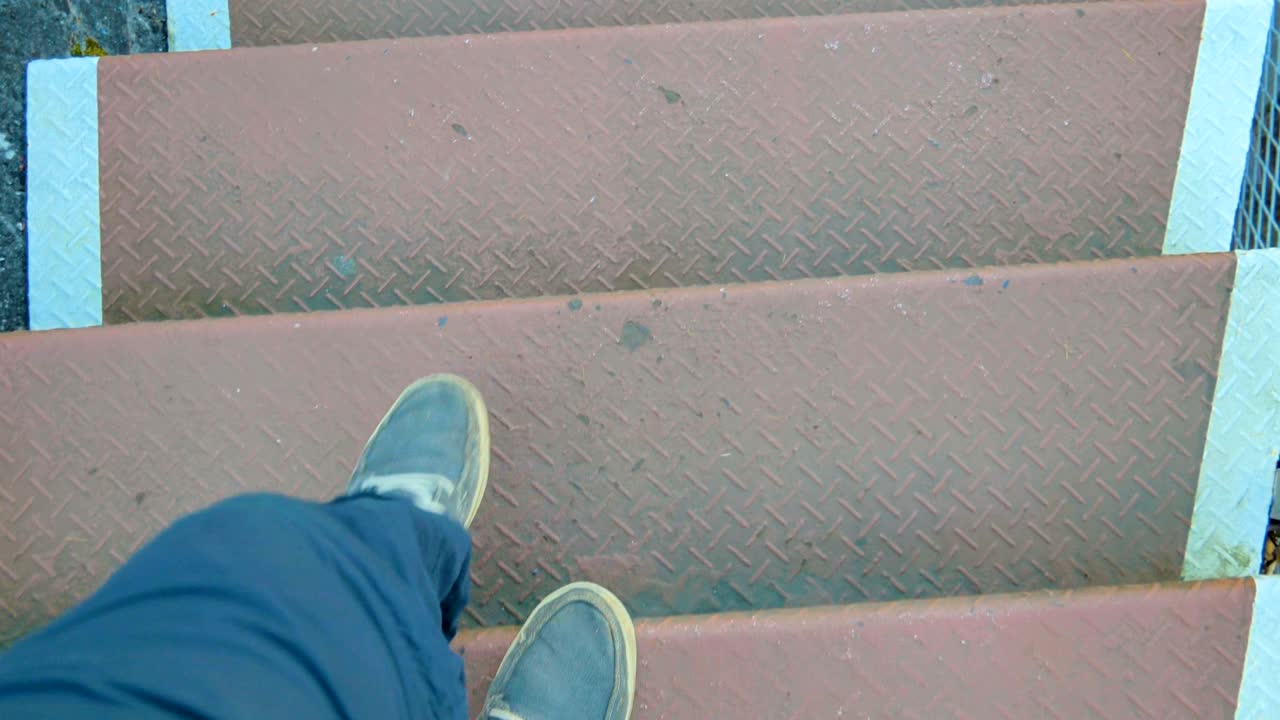 caminando por las escaleras en zapatos grises en japón