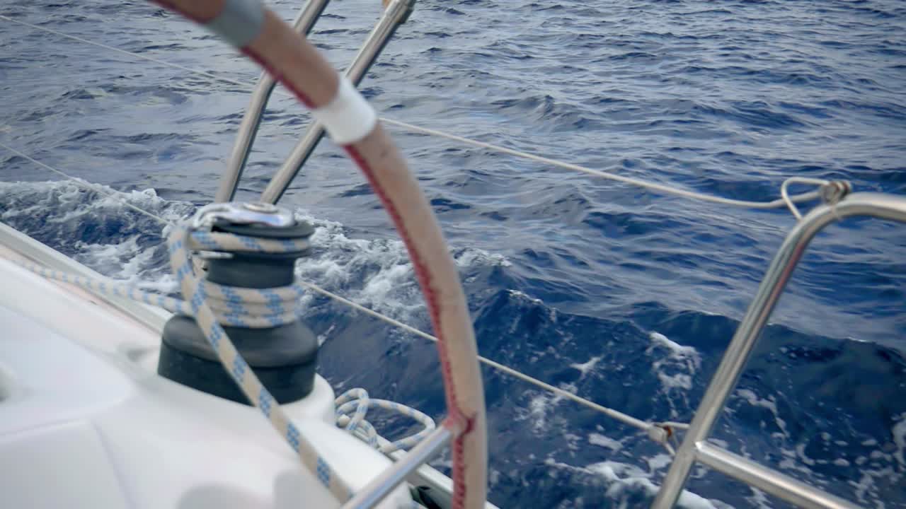 푸른 바다를 가로질러 항해하는 범선의 조타 장치와 윈치 - 극도로 가까이