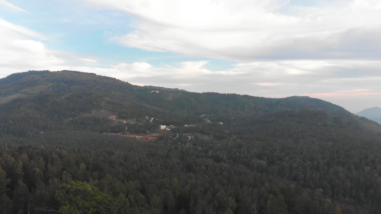 Ampia veduta aerea di una foresta verde in cima a una collina a Yercaud in una giornata estiva, concetto di conservazione