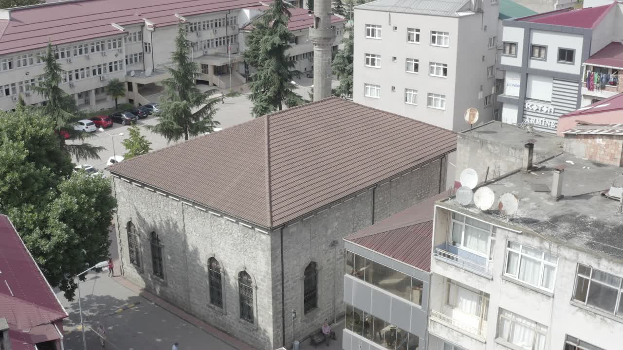 la mezquita del centro de la ciudad de trabzon vista aérea 5