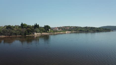 Toma-Aérea-De-Una-Laguna-Cerca-De-Pula,-Croacia