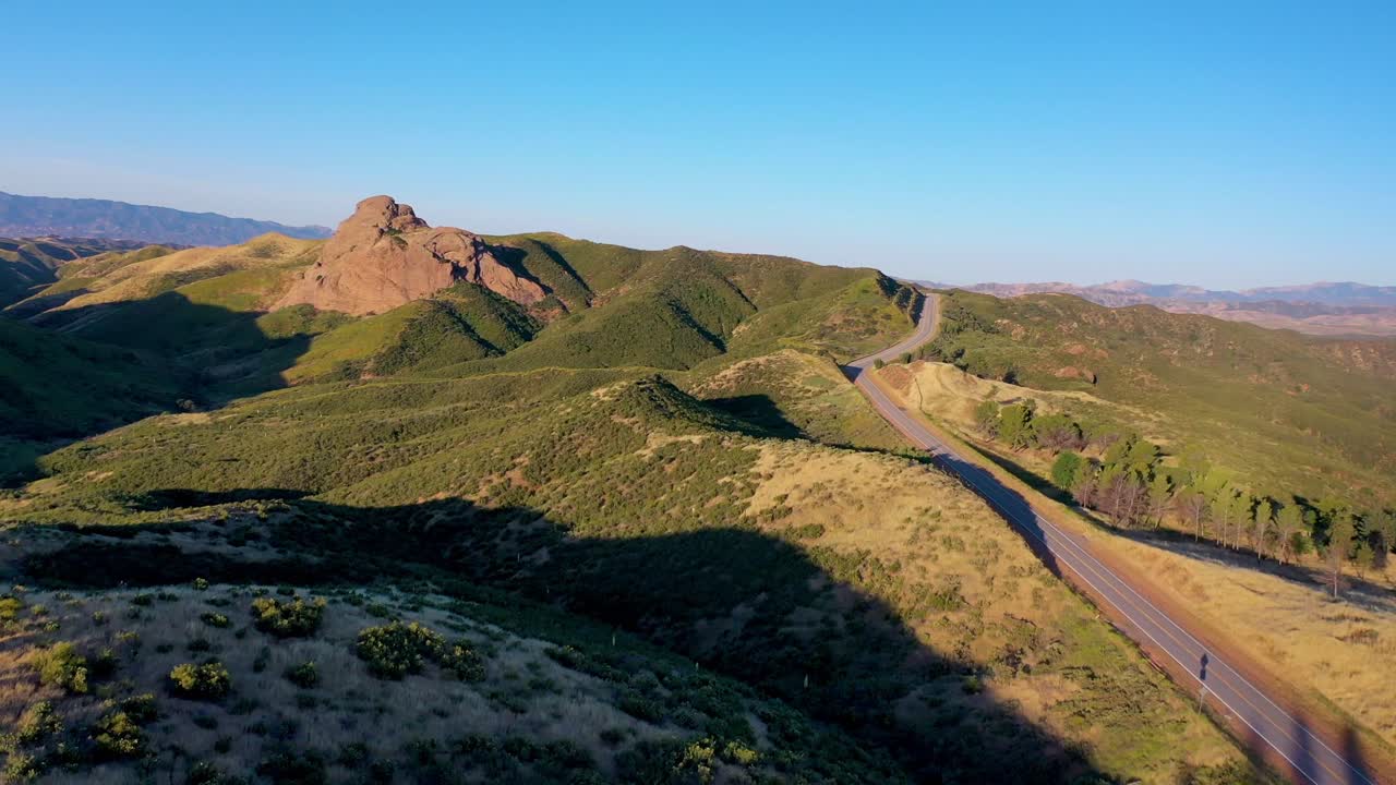imágenes de drones tomadas cerca de lake hughes road en castaic, california
