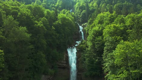 Hermosa-Cascada-En-El-Bosque-Alpino,-Giessbachfall-Suiza,-Aéreo