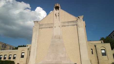 Estatua-Religiosa-Con-Una-Gran-Nube-Detrás