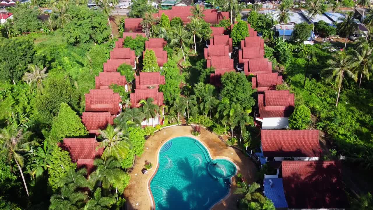 imágenes de drones: lujosa piscina en el hotel de la selva con techos rojos en koh chang, tailandia, asia