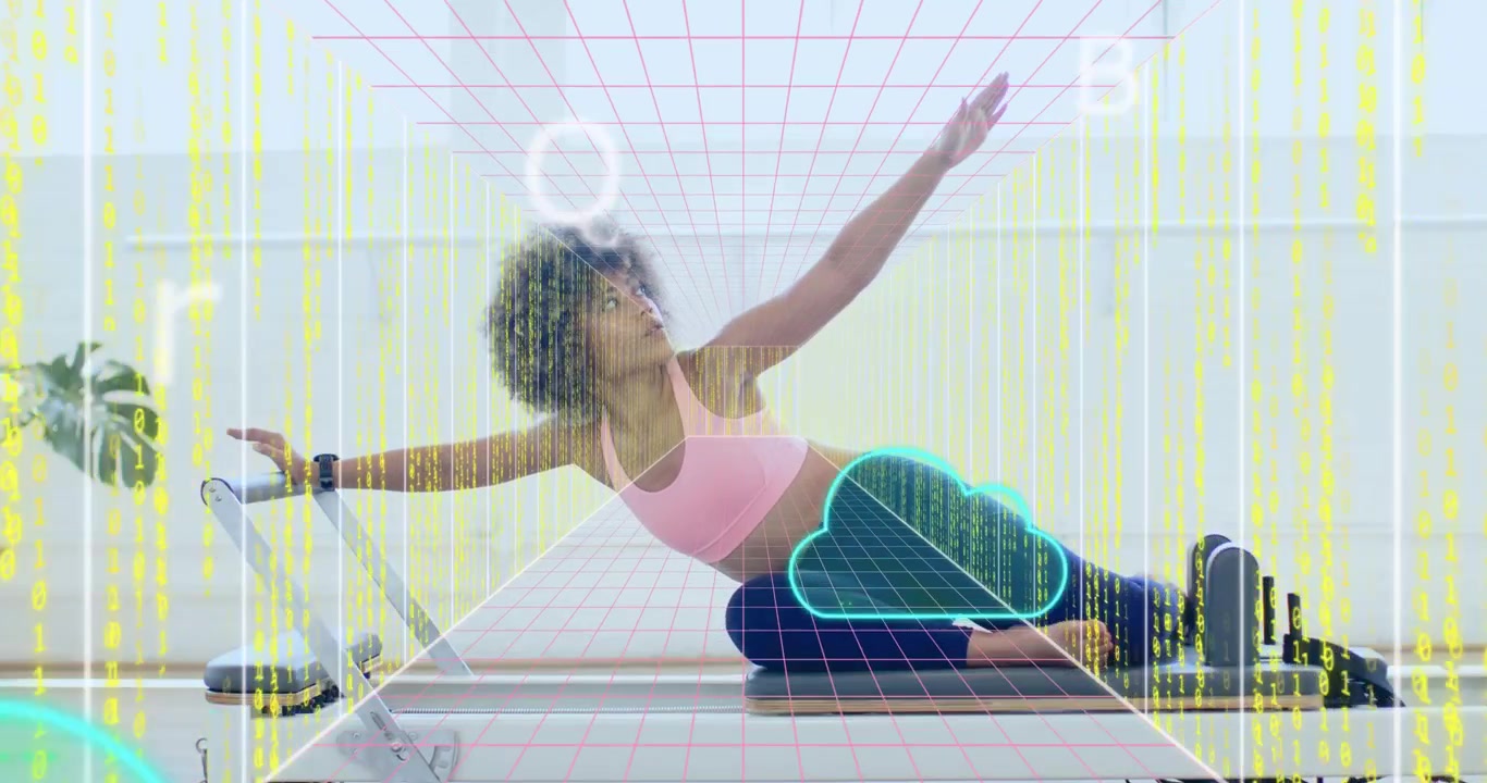 Mulher ajoelhada em reformer de Pilates, carro de apoio, braço estendido com sobreposição guiando para prancha lateral