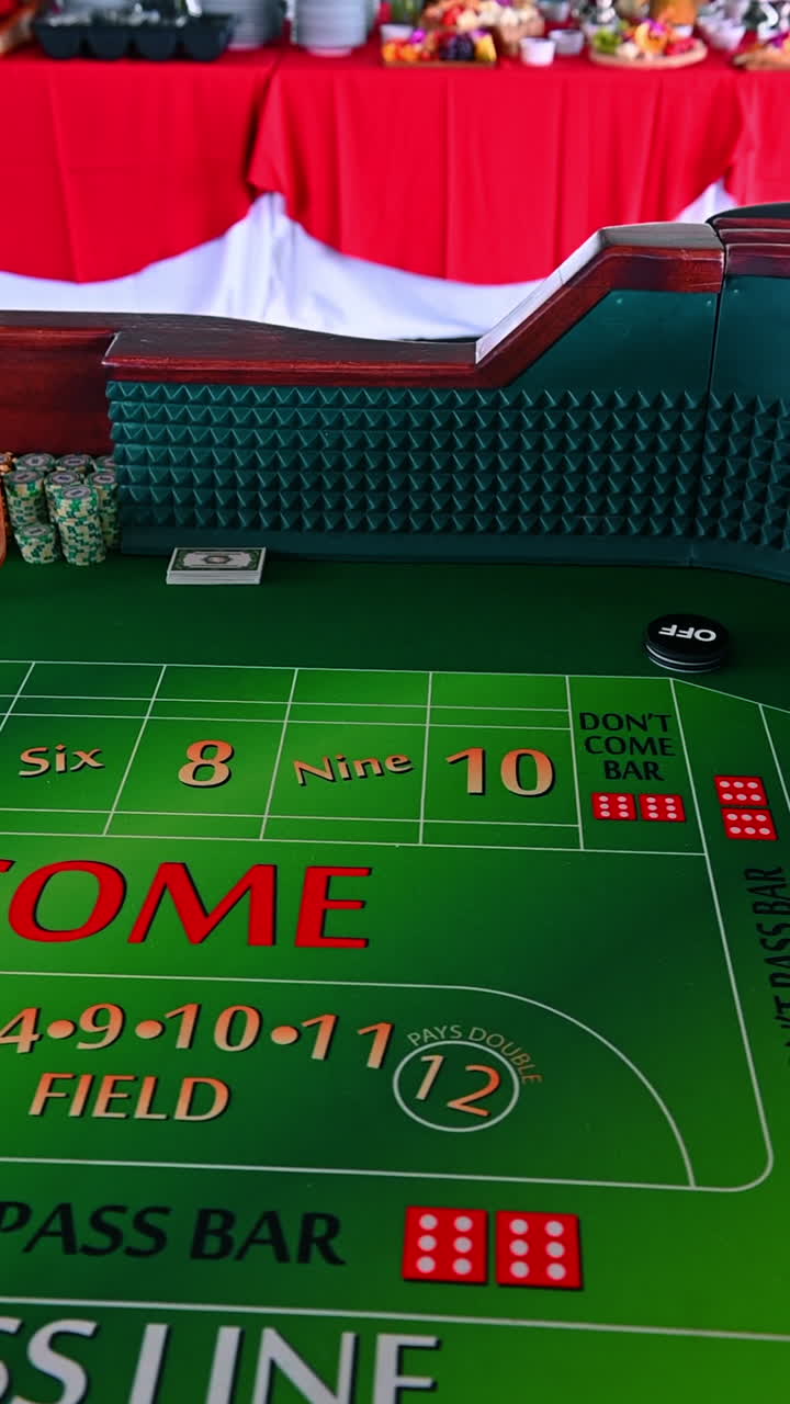 New York, USA, 3 agosto 2025: tavolo da gioco da casinò con chip e dadi. Primo piano di un tavolo da gioco da casinò verde con chip colorati e dadi pronti per giocare