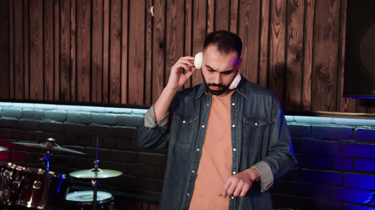 grupo musical en el estudio