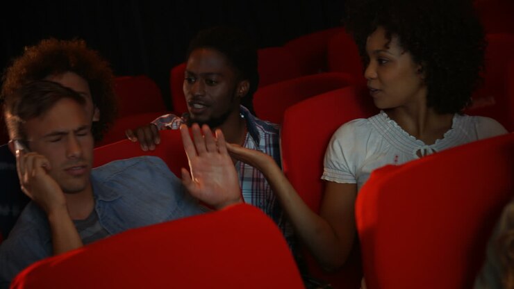 Amici che guardano film al cinema