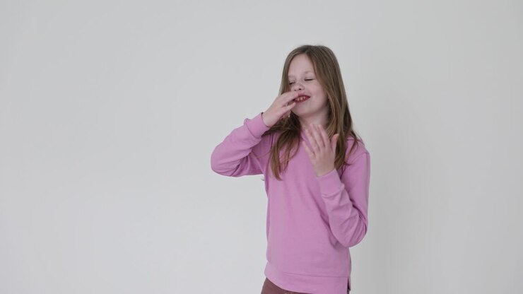 Una ragazza con un maglione rosa