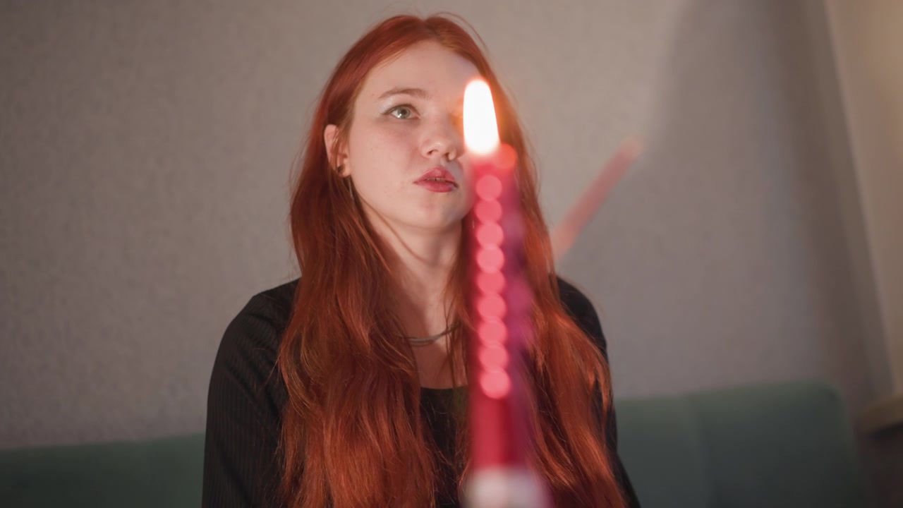 La speranza accende il rituale. Una donna accende la speranza con il fuoco. La speranza è accesa attraverso una cerimonia sacra da una donna. Una donna accende la speranza attraverso le fiamme durante una celebrazione rituale sacra.