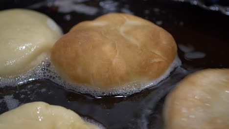 Frittierte-Donuts,-Die-Für-Perfekte-Konsistenz-In-Tiefes-Öl-Geworfen-Werden