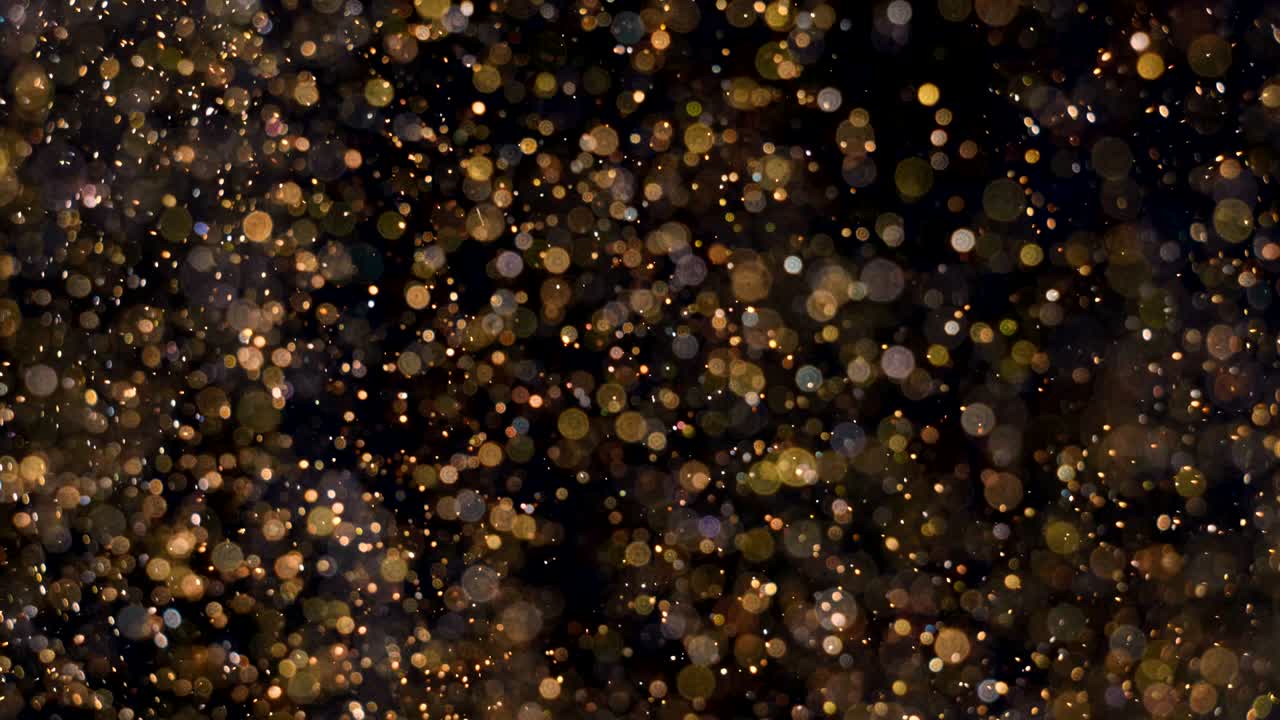 elegantes, detalladas y doradas partículas fluyen con poca profundidad de campo bajo el agua