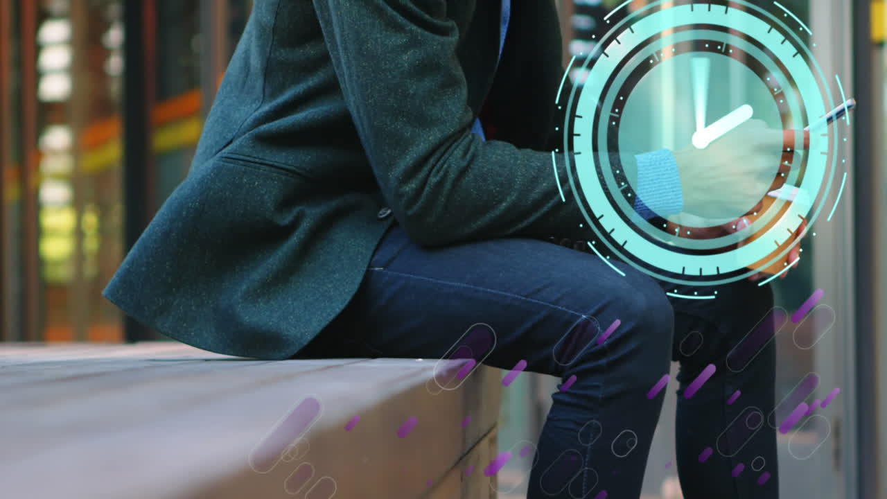 스마트 폰을 사용하는 두 인종 사업가 위에 움직이는 시계의 애니메이션