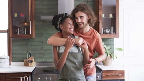 Pareja-Diversa-Disfruta-De-Un-Momento-Acogedor-En-La-Cocina