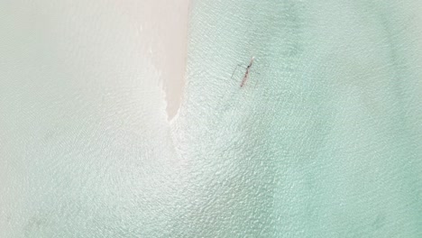 Von-Oben-Nach-Unten-Vogelperspektive-Luftbild-Kristallklares-Blaues-Wasser-An-Der-Afrikanischen-Küste