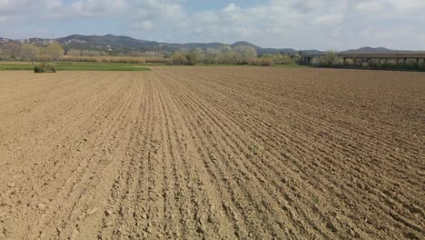 Plano-Bajo-De-La-Derecha-Del-Carro-Aéreo-Del-Campo-Arado-Preparado-Para-El-Cultivo