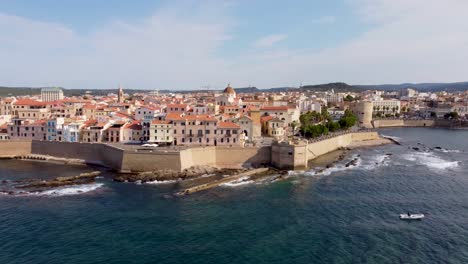 clip de 4k que se mueve a lo largo de la costa y las murallas de la ciudad de alghero en cerdeña, italia