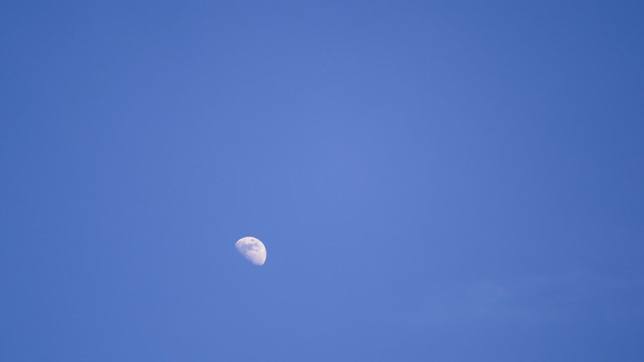 하 부드러운 구름이 지나가는 낮에 달의 타임 스