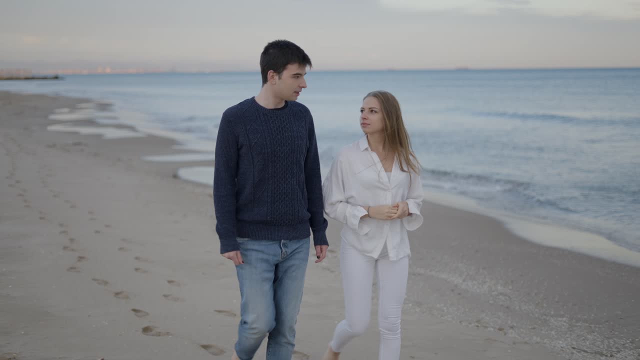 해변에서 산책하는 커플