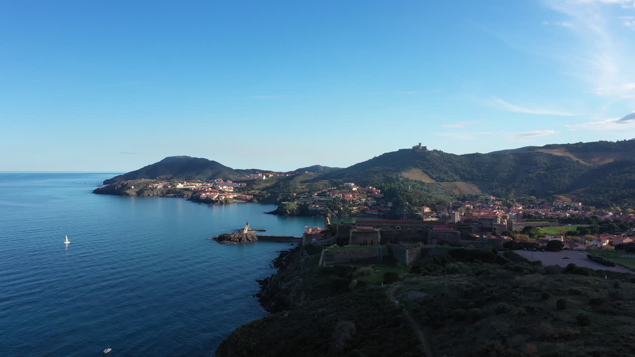vista aérea del pueblo histórico de collioure vista desde la puesta de sol del fuerte carre