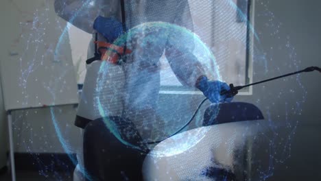 animación de un globo girando sobre un hombre que usa un traje de seguridad y desinfecta la oficina