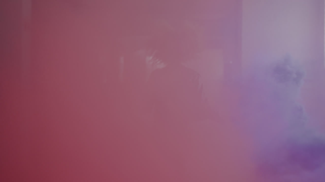 mujer joven de moda en un almacén abandonado