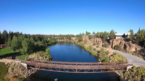 Pequeña-Ciudad-Aérea-Vibrante,-Con-Un-Kayak-Y-Un-Puente