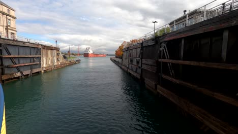 pasando por las cerraduras soo en saulte ste marie michigan, movimiento pov hacia adelante