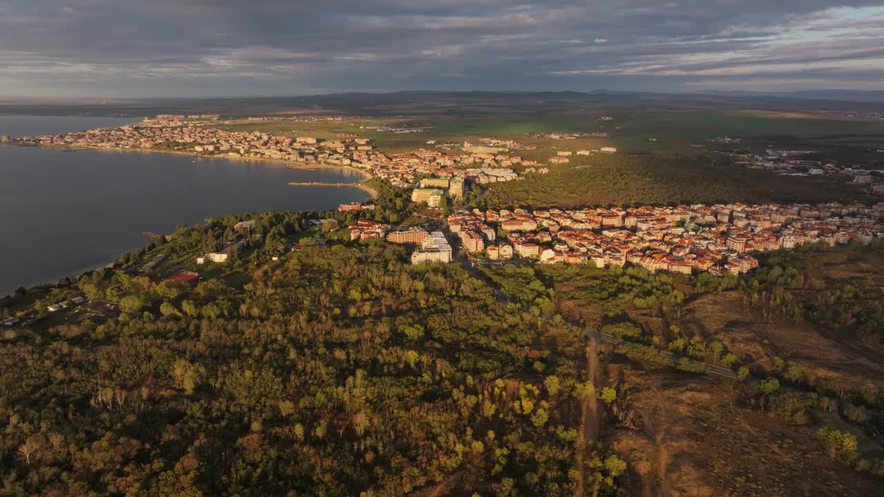 Veduta aerea del litorale dorato e del porto tranquillo vicino a Nesebar, Bulgaria