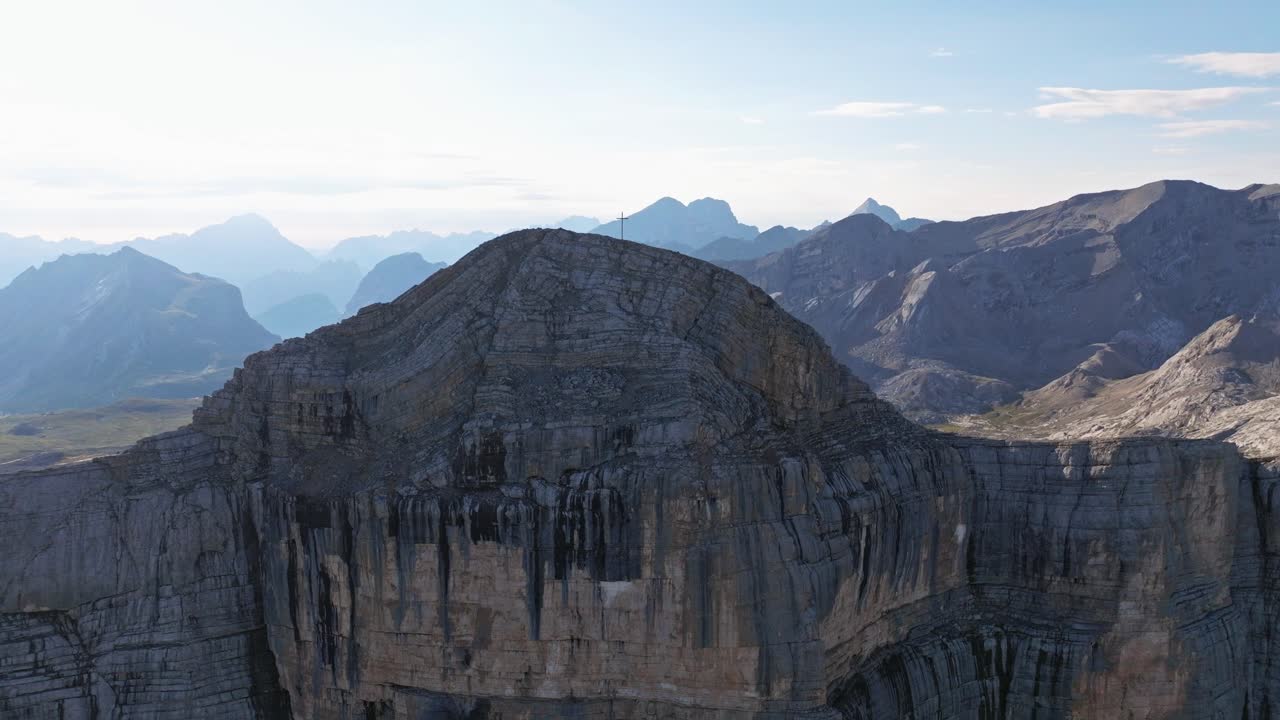 bañado en el tono dorado del sol, el altísimo heiligkreizkofel en val badia ofrece una vista impresionante, con sus escarpadas caras rocosas yuxtapuestas contra la inmensidad del horizonte