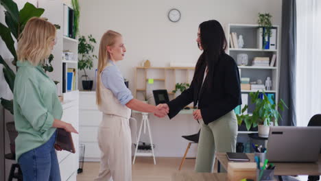 boss welcomes new employee and presents position