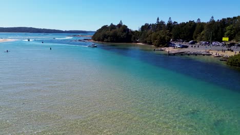 Drone-Antena-Canal-Entrada-Cristal-Claro-Paisaje-Tiro-Viaje-Turismo-Destino-De-Vacaciones-Paseos-En-Bote-Muelle-Promontorio-Costa-Nsw-Punto-Cubierto-De-Musgo-Costa-Sur-Australia-4k