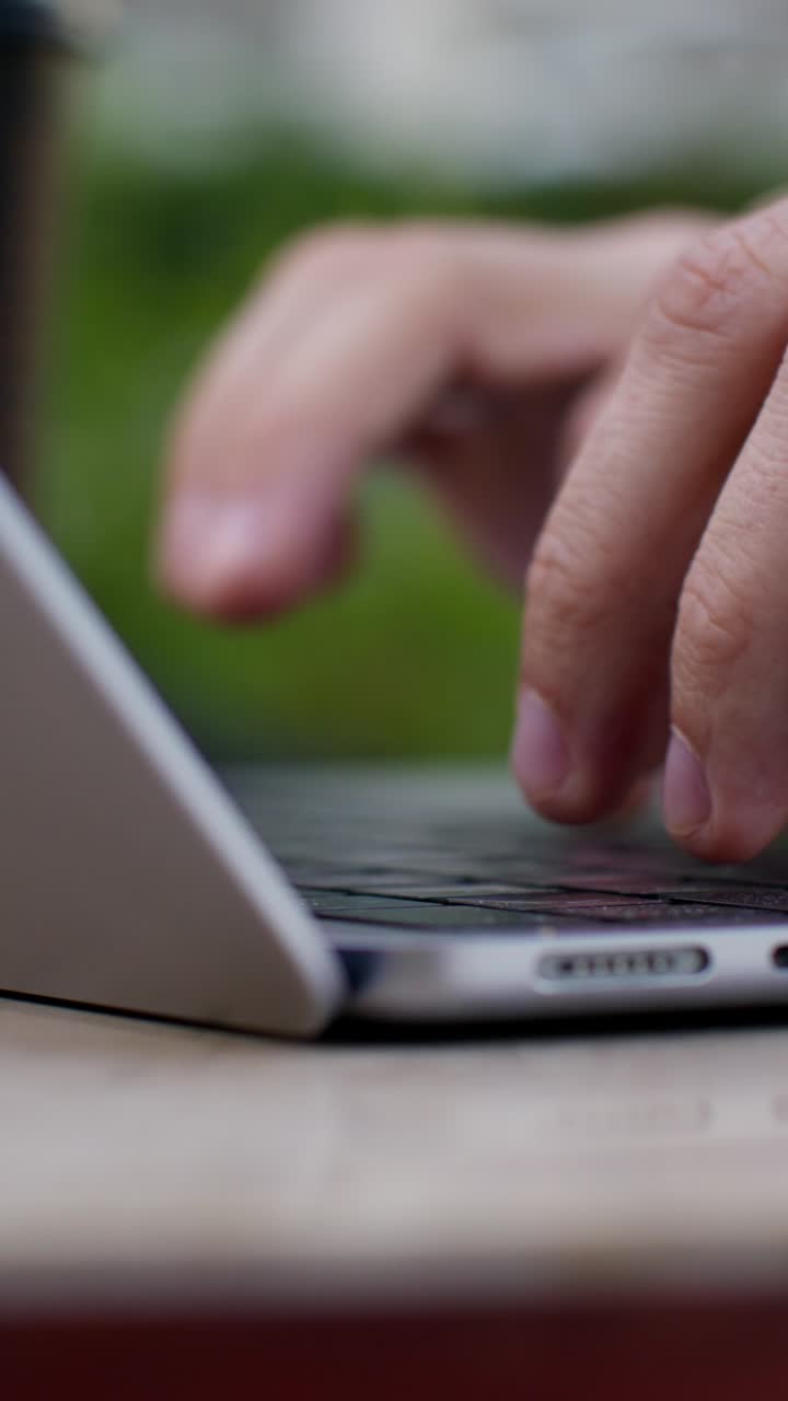 Persona che scrive su un portatile