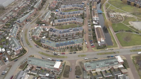 Pluma-Abajo-De-Casas-En-Barrio-Suburbano-Con-Paneles-Solares-En-La-Azotea