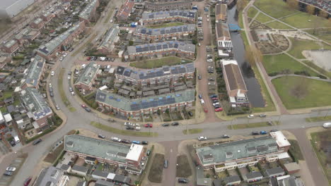 pluma abajo de casas en barrio suburbano con paneles solares en la azotea