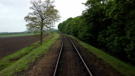 Drohnenaufnahmen,-Die-Entlang-Der-Poppy-Bahnlinie-In-Der-Landschaft-Von-North-Norfolk-Fliegen