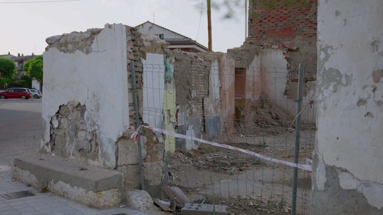 Casa abbandonata e fatiscente in zona rurale che rappresenta il declino economico, lo spopolamento rurale, la crisi abitativa e la proprietà trascurata.