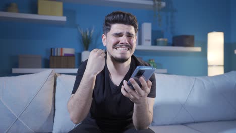 el joven engañado y abandonado está llorando y hablando por teléfono.